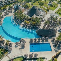 Área de alberca y hotel