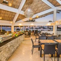 Restaurante con vista al mar