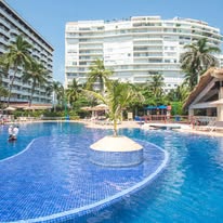 Alberca y hotel en zona de playa